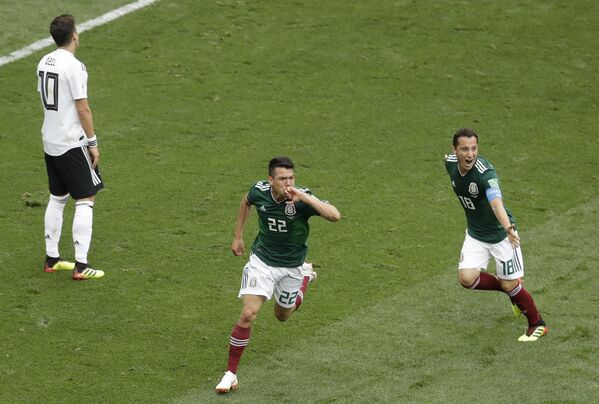 Jogadores mexicanos comemoram gol em jogo contra a Alemanha na Copa do Mundo da Rússia. - Sputnik Brasil