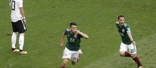 Jogadores mexicanos comemoram gol em jogo contra a Alemanha na Copa do Mundo da Rússia. Jogadores mexicanos comemoram gol em jogo contra a Alemanha na Copa do Mundo da Rússia. - Sputnik Brasil