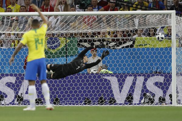 Goleiro suíço, Yann Sommer, se estica mas não consegue evitar gol de Phillipe Coutinho, da seleção brasileira, que abriru o placr em partida contra a Suíça. - Sputnik Brasil