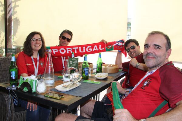 Torcedores portugueses antes do jogo Portugal-Espanha, em Sochi, em 15 de junho de 2018 - Sputnik Brasil