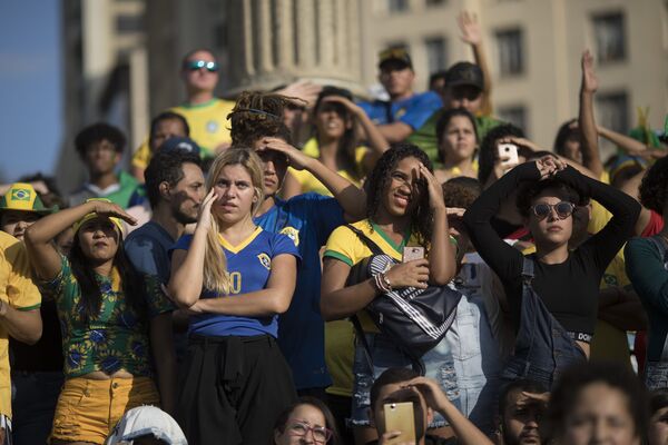 Torcida brasileira acompanha no Rio de Janeiro o jogo de estreia do Brasil na Copa do Mundo. Empate frustra clima de favoritismo. - Sputnik Brasil