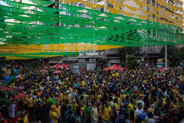Torcida brasileira no Alzirão, Rio de Janeiro, durante estreia do Brasil na Copa - Sputnik Brasil