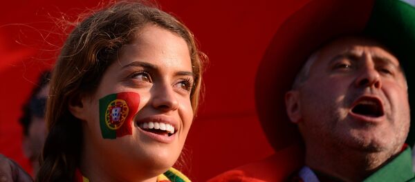 Torcedora da Seleção Portuguesa antes da partida Portugal-Espanha, em Sochi, em 15 de junho de 2018 - Sputnik Brasil