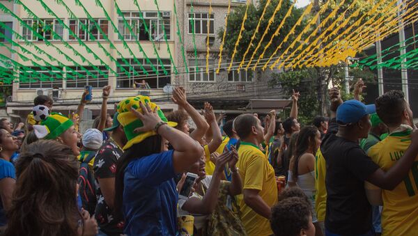 Torcedores acompanham a estreia da seleção brasileira na Copa do Mundo 2018 - Sputnik Brasil
