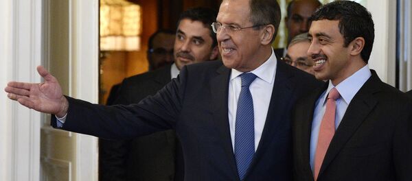 O ministro das Relações Exteriores da Rússia, Sergei Lavrov, mostra o caminho para o chanceler dos Emirados Árabes, Abdullah Bin Zayed Al Nahyan, durante encontro em Moscou nesta quinta-feira (28) - Sputnik Brasil