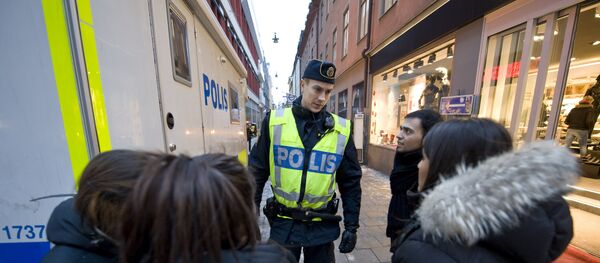 Um polícial na cidade de Estocolmo - Sputnik Brasil