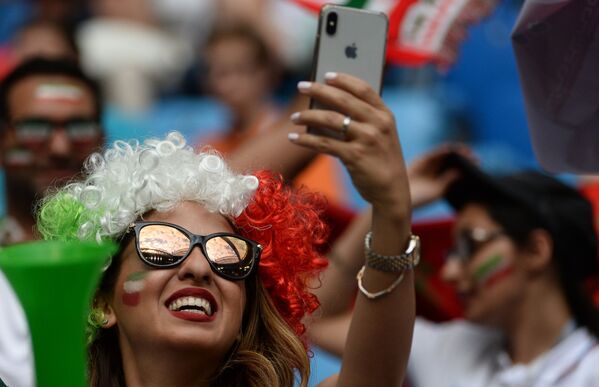 Torcedora iraniana tirando foto ao assistir ao jogo entre Irã e Marrocos. - Sputnik Brasil