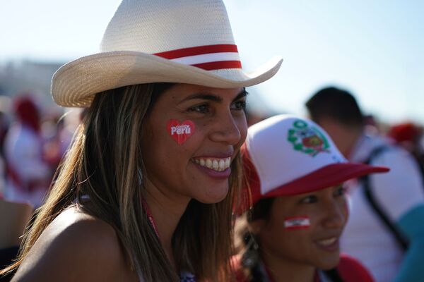 Torcida peruana esperando o jogo entre Peru e Dinamarca. - Sputnik Brasil