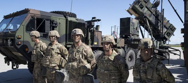 Militares norte-americanos perto do sistema de defesa antimíssil Patriot - Sputnik Brasil