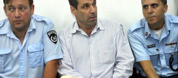 Former Israeli energy minister Gonen Segev (C) appears at the Tel Aviv district tribunal 22 April 2004 - Sputnik Brasil