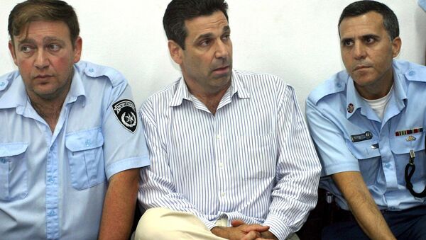 Former Israeli energy minister Gonen Segev (C) appears at the Tel Aviv district tribunal 22 April 2004 - Sputnik Brasil