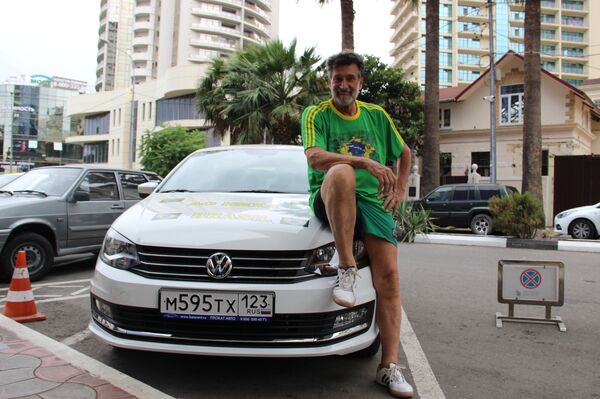 Carlos Alberto de Valentim, mais conhecido como Seu Nenê da Kombi, com seu carro alugado em Sochi, em 16 de junho de 2018  - Sputnik Brasil