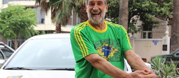 Carlos Alberto de Valentim, mais conhecido como Seu Nenê da Kombi, com seu carro alugado em Sochi, em 16 de junho de 2018 - Sputnik Brasil