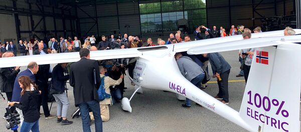Pessoas cercando o avião elétrico de dois assentos fabricado na Eslovênia - Sputnik Brasil