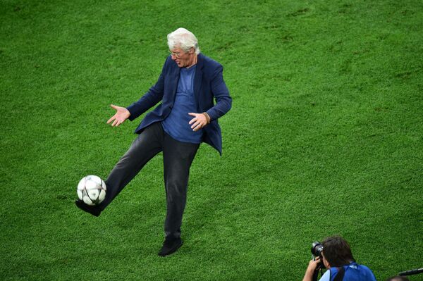 Ator norte-americano, Richard Gere, jogando bola durante treinamento do clube Real Madrid em Milão, Itália, 2016 - Sputnik Brasil