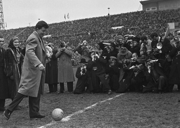 Ator francês Gerard Philipe dando primeiro chute na bola em Moscou, URSS, 1955 - Sputnik Brasil