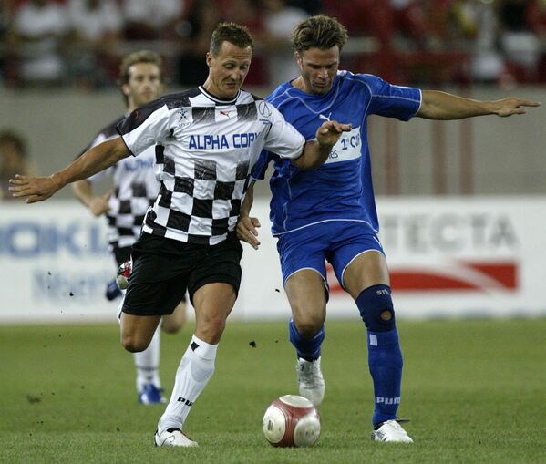 Automobilista Michael Schumacher do time Nazionale Piloti com seu adversário ator Sommer do time All Star Greece durante um jogo de beneficiência no estádio de Karaiskaki, Grécia, 2006 - Sputnik Brasil