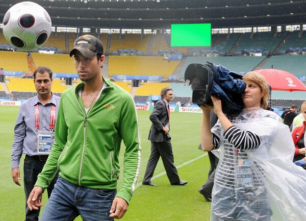 Cantor espanhol Enrique Iglesias jogando bola no estádio Ernst Happel em Viena, Áustria, 2008 - Sputnik Brasil