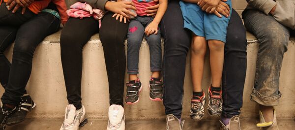 Adultos e crianças em cela da polícia de fronteira dos EUA (foto de arquivo) - Sputnik Brasil