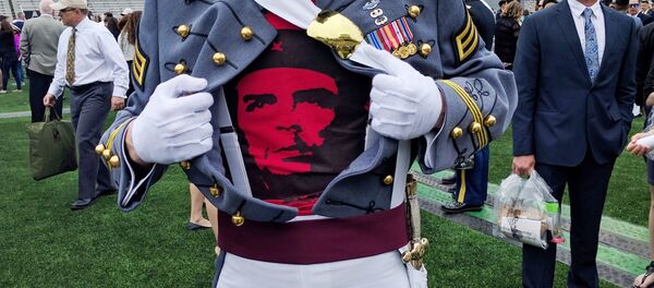 Spenser Rapone posa com camisa de Che Guevara. - Sputnik Brasil