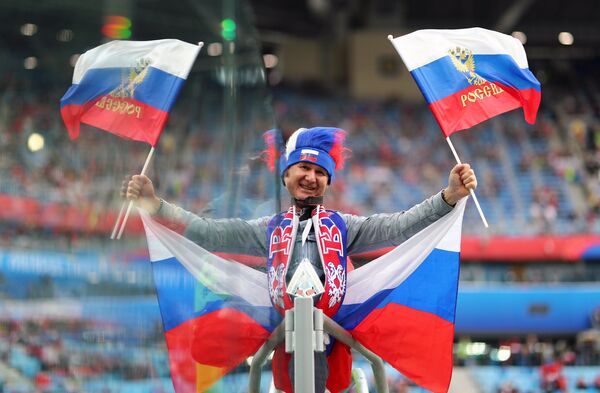 Torcedor russo no estádio Krestovsky antes da partida entre Rússia e Egito - Sputnik Brasil