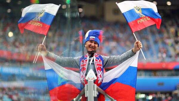 Torcedor russo no estádio Krestovsky antes da partida entre Rússia e Egito - Sputnik Brasil