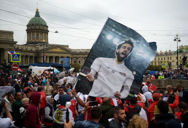 Torcedores do Egito exibem cartaz com imagem do craque Mohamed Salah em São Petersburgo - Sputnik Brasil
