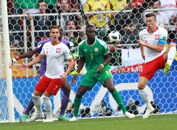 Arkadiusz Milik, Salif Sané e Robert Lewandowski durante o jogo entre Senegal e Polônia no estádio Spartak, em Moscou - Sputnik Brasil