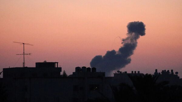 Fumaça subindo após um ataque aéreo de Israel na parte central da Faixa de Gaza, 20 de junho de 2018 - Sputnik Brasil