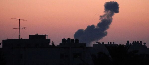 Fumaça subindo após um ataque aéreo de Israel na parte central da Faixa de Gaza, 20 de junho de 2018 - Sputnik Brasil