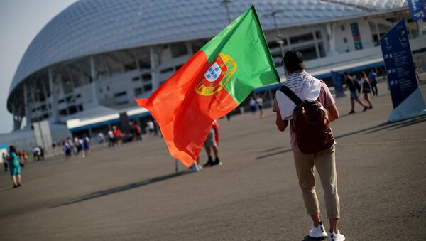 Torcedor português segurando bandeira nacional antes do jogo entre Portugal e Espanha, em Sochi - Sputnik Brasil