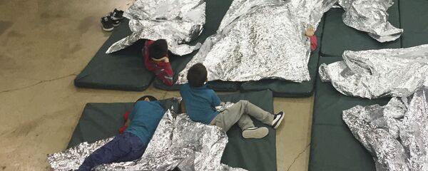 Crianças de imigrantes ilegais que foram presos ao tentar entrar nos EUA são separadas das famílias e colocadas em jaulas. Crianças de imigrantes ilegais que foram presos ao tentar entrar nos EUA são separadas das famílias e colocadas em jaulas. - Sputnik Brasil