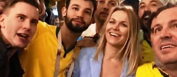 Vídeo de brasileiros cantando músicas machistas para russa que não fala português viraliza durante a Copa do Mundo de 2018. - Sputnik Brasil