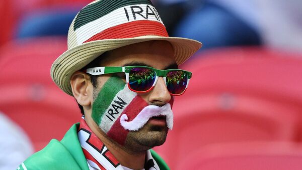 Torcedor iraniano na Arena Kazan durante o jogo entre Irã e Espanha nesta quarta-feira - Sputnik Brasil