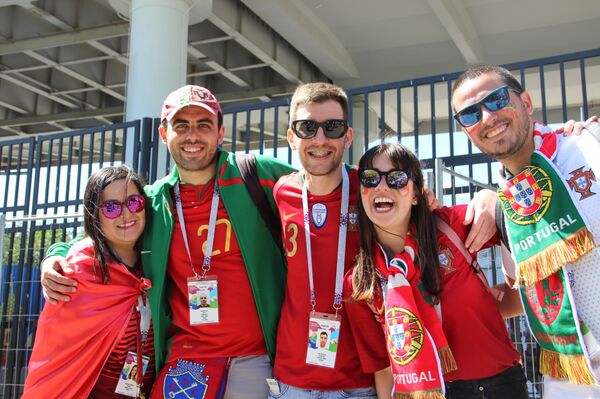 Grupo de torcedores portugueses (Paula e Manuel à direita) antes do jogo Portugal-Marrocos, em 20 de junho de 2018, em Moscou - Sputnik Brasil