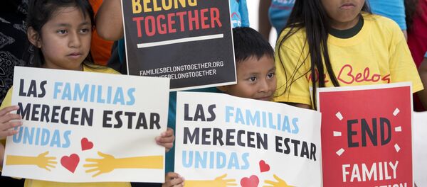 In this June 1, 2018, file photo, children hold signs during a demonstration in front of the Immigration and Customs Enforcement offices in Miramar, Fla. The Trump administration's move to separate immigrant parents from their children on the U.S.-Mexico border has turned into a full-blown crisis in recent weeks - Sputnik Brasil