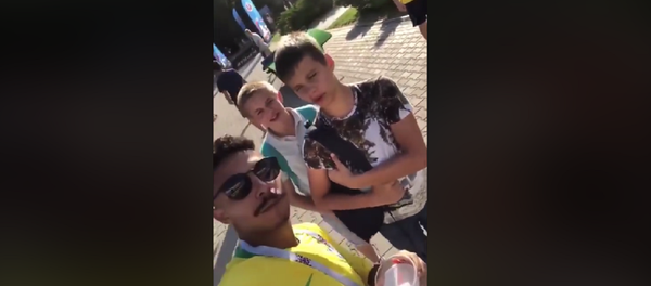 Lucas Maciel aparece instigando crianças russas a repetirem termos chulos em português. - Sputnik Brasil