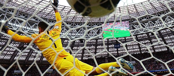 Goleiro Abdullah Al-Mayouf (Arábia Saudita) tenta impedir gol da seleção russa durante a partida de abertura da Copa do Mundo de futebol - Sputnik Brasil