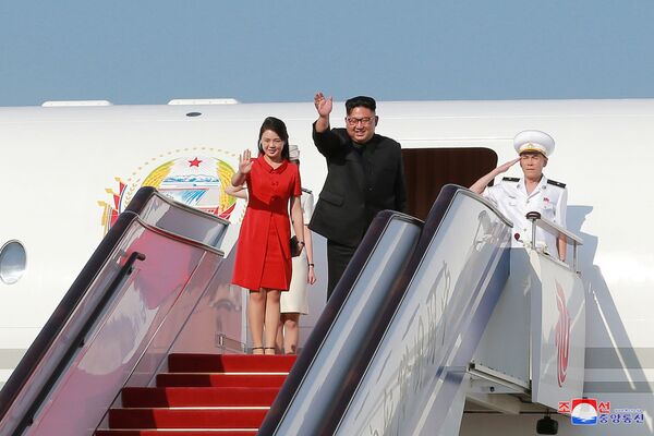 O líder da Coreia do Norte, Kim Jong-un, e sua esposa, Ri Sol-ju, começam sua visita à República Popular da China - Sputnik Brasil