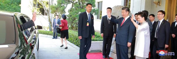 O presidente da China e sua esposa despedem-se da delegação norte-coreana que esteve com sua visita em Pequim em 19 e 20 de junho de 2018 - Sputnik Brasil
