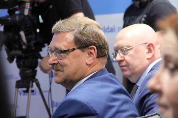 Konstantin Kosachev (à esquerda) e Vasily Nebenzya (à direita) durante uma discussão do Clube Valdai junto com o secretário-geral das Nações Unidas, António Guterres, em 21 de junho de 2018, em Moscou Konstantin Kosachev (à esquerda) e Vasily Nebenzya (à direita) durante uma discussão do Clube Valdai junto com o secretário-geral das Nações Unidas, António Guterres, em 21 de junho de 2018, em Moscou - Sputnik Brasil