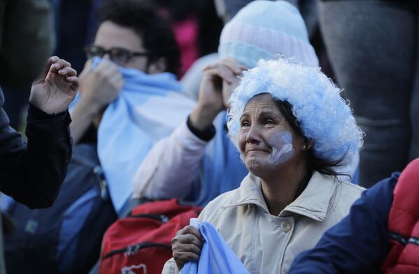 Torcedora argentina lamenta derrota da seleção de Messi contra a Croácia enquanto assiste ao jogo em Buenos Aires. - Sputnik Brasil