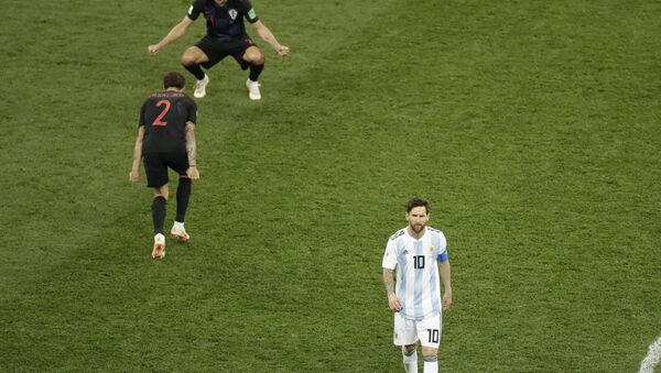 Jogadores croatas comemoram vitória da seleção sobre a Argentina de Messi durante a a Copa do Mundo. - Sputnik Brasil