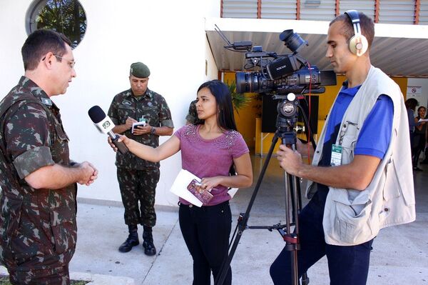 Micaela fazendo entrevista durante o treinamento do ECAM - Sputnik Brasil
