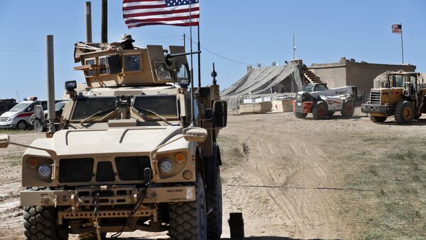 Soldado norte-americano, à esquerda, sentado em veículo blindado perto da tensa linha de frente entre o Conselho Militar de Manbij, apoiado pelos EUA, e os combatentes apoiados pelos turcos, em Manbij, norte da Síria (foto de arquivo) - Sputnik Brasil