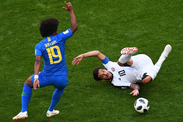Willian, do time brasileiro, e Bryan Ruiz, da equipe costa-riquenha, durante a partida do grupo E da Copa, em 22 de junho de 2018, no estádio São Petersburgo - Sputnik Brasil