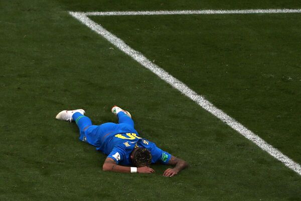 Neymar fica deitado no gramado após uma falta por parte de Costa Rica, em 22 de junho de 2018, no estádio São Petersburgo - Sputnik Brasil