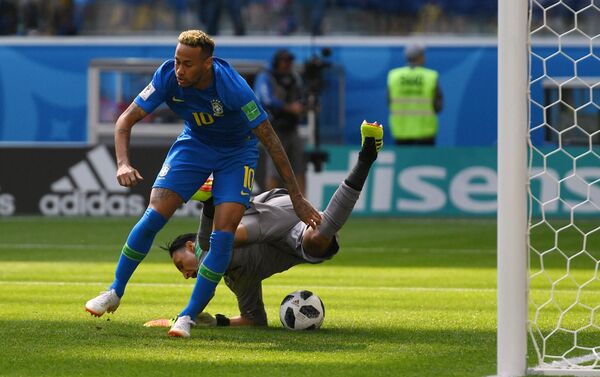 Neymar e Keylor Navas durante a partida Brasil-Costa Rica, em 22 de junho de 2018, no estádio São Petersburgo - Sputnik Brasil