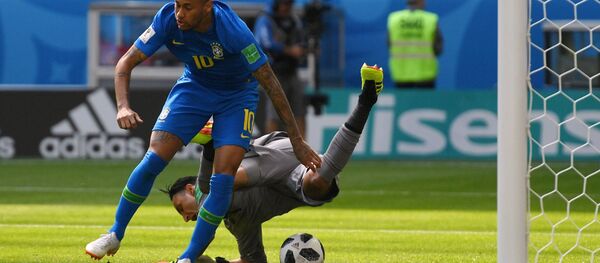Neymar e Keylor Navas durante a partida Brasil-Costa Rica, em 22 de junho de 2018, no estádio São Petersburgo - Sputnik Brasil