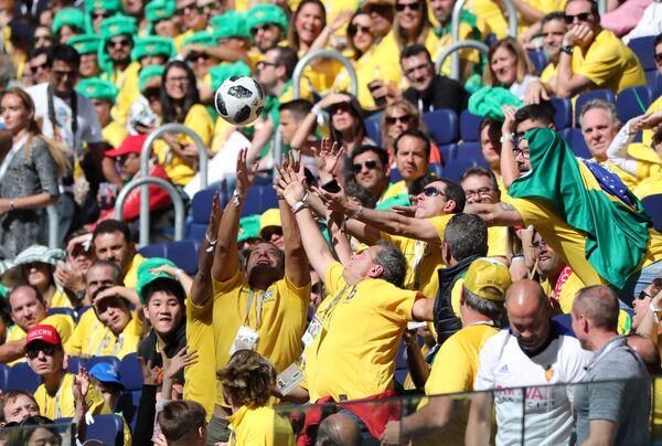 Torcedores brasileiros apanham bola durante o jogo Brasil-Costa Rica, em 22 de junho de 2018, no estádio São Petersburgo - Sputnik Brasil